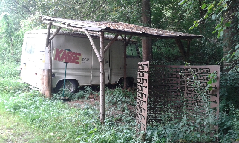 20140830_182111.jpg - Gegenüber vom Stellplatz stand dieses "Campingauto mit fester Markise" :-)