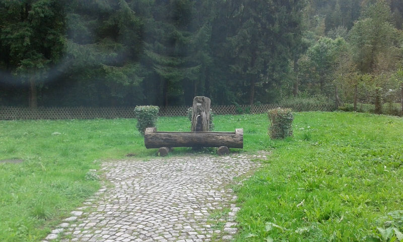 20140831_125734.jpg - Kurz vor Eberbach machen wir noch an diesem Brunnen halt und füllen unseren Wassertank auf.