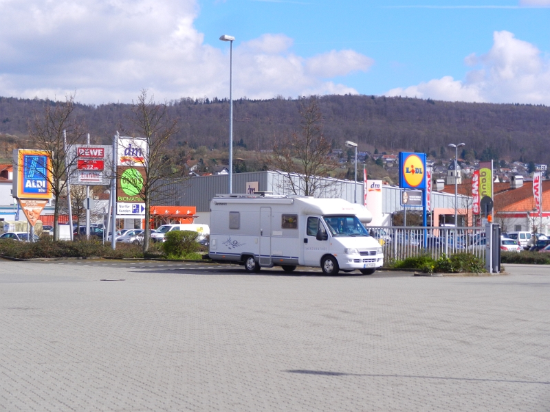 DSCN3347.JPG - In Leimen hole ich noch ein paar Laugenbrötchen. Kurz danach, pünktlich um 16:00 Uhr macht Biene Feierabend.Das bedeutet: 16:01 Uhr -> ABFLUG IN DEN SCHWARZWALD!