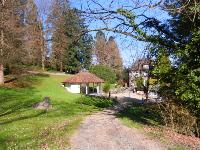 DSCN3387.JPG - ...mit seinem schönen "Biergarten" und dem parkähnlichen Gelände drumherum.