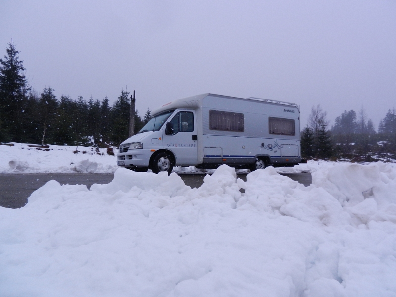 DSCN3470.JPG - Immerhin sind die Strassen aber gut gestreut und weitestgehend frei von Schnee und Glätte so dass wir einen kleine Pause hier im Schneetreiben machen!