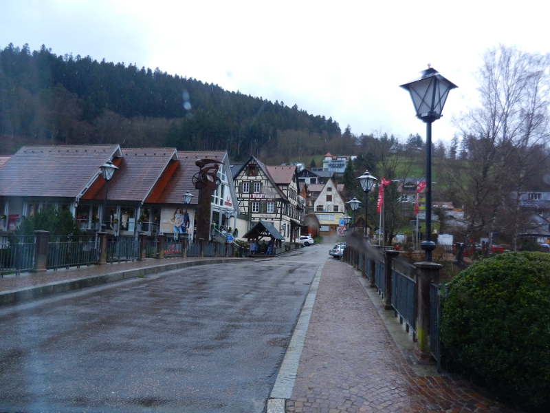 DSCN3495.JPG - Auf dem Weg nach Schramberg kommen wir durch Schiltach und hier wollen wir uns zunächst den Stellplatz im Ort anschauen. Sollte dieser halbwegs Ok sein, werden wir evtl. heute Abend hier bleiben.