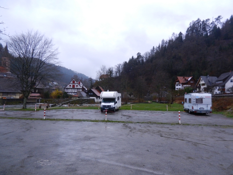 DSCN3736.JPG - Wir sind nun auf dem Stellplatz in Schiltach angekommen. Leider regnet es wieder. Biene will noch lernen und ich schau in die Glotze! Regenprogramm eben!Nur kurz wollen wir wenigsten mal nach vorne zum "Trautwein" schauen, was es gibt! ;-)