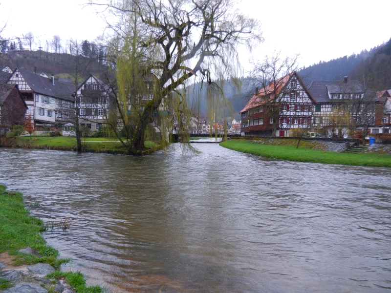 DSCN3745.JPG - Direkt am Stellplatz kommen Schiltach und Kinzig zusammen.