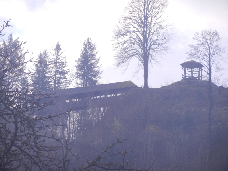 DSCN3755.JPG - Oben auf dem Berg entdecke ich aus dem "Schlafzimmerfenster" diesen Aussichtspunkt! Hmmm...