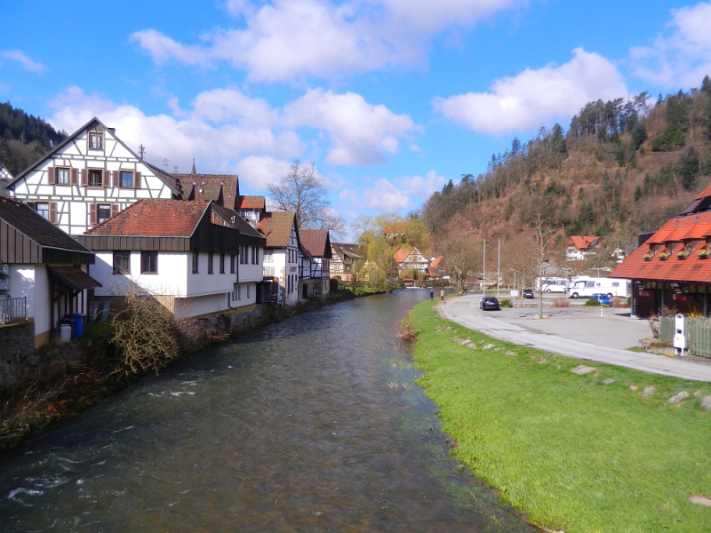 DSCN3771.JPG - Von der "Häberlesbrücke" kann man den Stellplatz rechts erkennen.