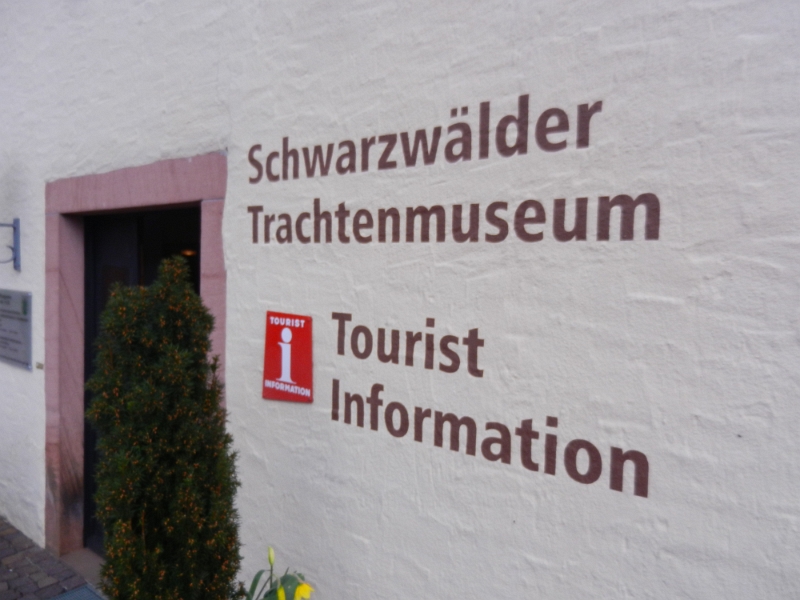 DSCN3924.JPG - ...u.a. die Tourist Info sowie ein Trachtenmuseum.