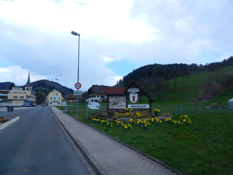 DSCN3929.JPG - Der Stellplatz ist ansich nicht schlecht, lediglich der Umstand, dass er sich direkt am Friedhof befindet gefällt uns nicht so gut. Wäre ja ansich Ok aber es ist noch recht früh und wir können noch ein zwei Plätze "weiter fahren", damit müssen wir morgen nicht mehr sooo weit fahren.