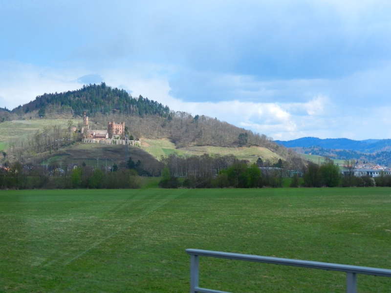 DSCN3933.JPG - Bei Ortenberg entdecken wir dieses Schloß, welches eine Jugendherberge beheimatet. Wir sind in der nähe von Offenburg.