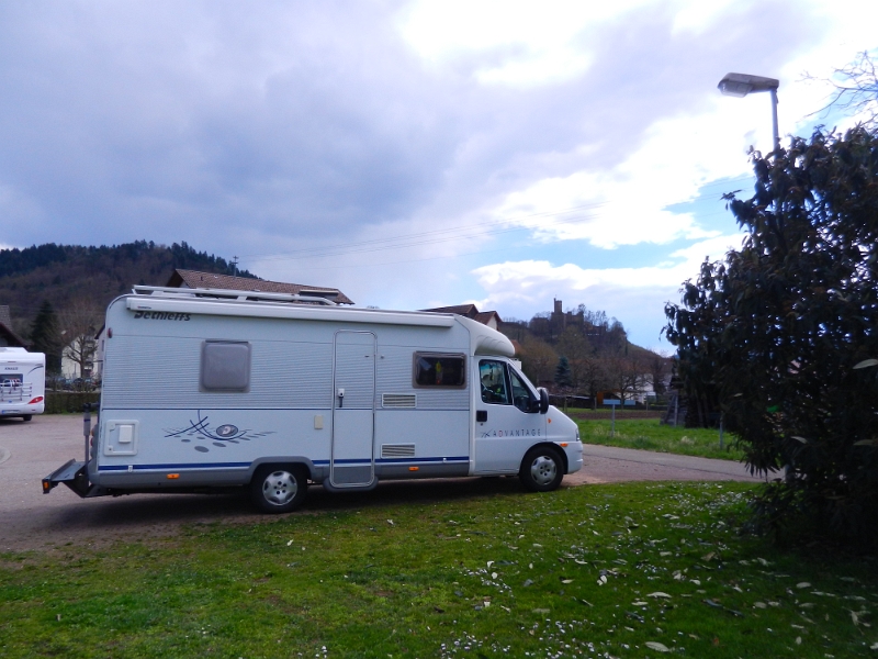 DSCN3937.JPG - In Ortenberg entdecken wir plötzlich am Rathaus ein Wohnmobilpiktogramm! Logisch, dass wir uns das mal anschauen! Gar nicht mal schlecht, ein kostenloser Platz (zwar ohne jeglichen Service) der echt schön und ruhig ist!