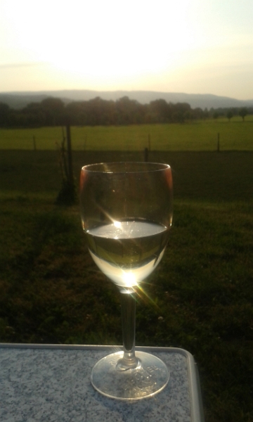 20150606_200101.jpg - Wir sitzen noch lange draußen und genießen den Sonnenuntergang mit einem Wein (oder zwei?)