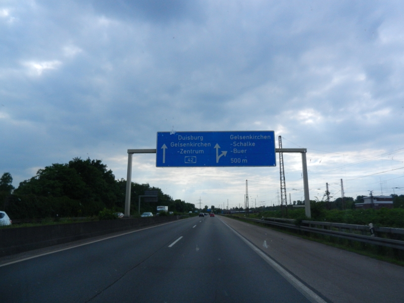 DSCN4411.JPG - Nachdem wir dann fast 2 Stunden für ein paar wenige Kilometer im stockenden Chaos-Verkehr gekrochen sind, erreichen wir gleich Gelsenkirchen.