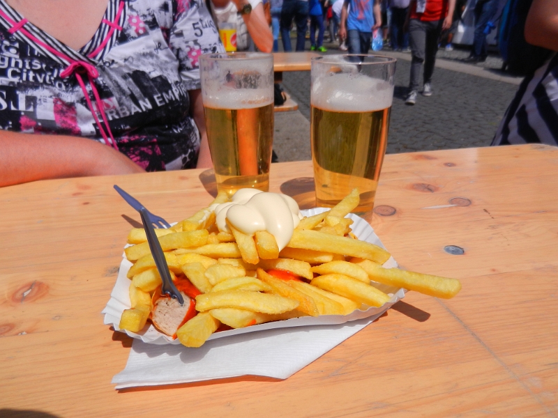 DSCN4529.JPG - ...und was MUSS man hier Essen? Natürlich eine Currywurst mit Pommes "Schranke"!