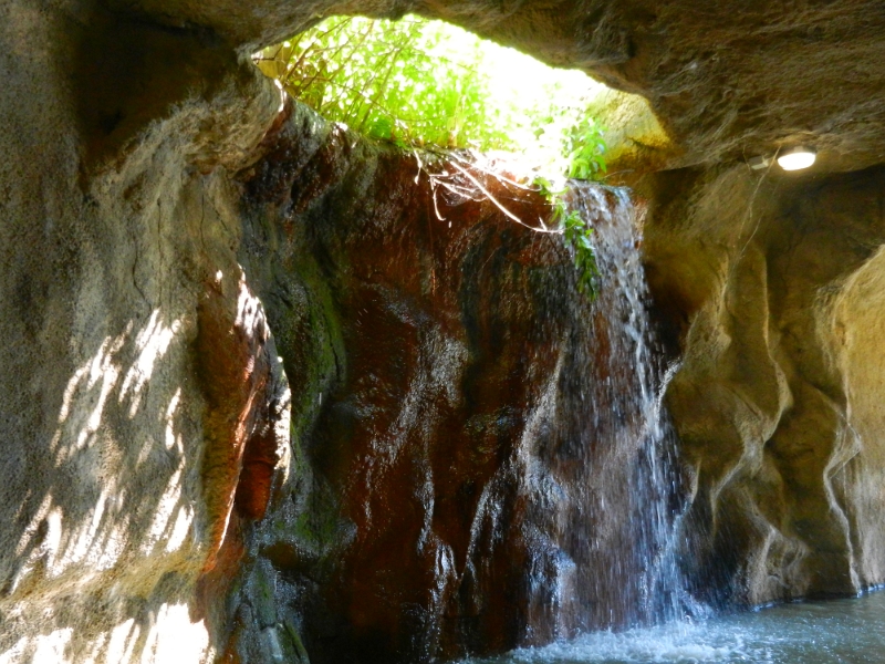 DSCN4736.JPG - Wir schwimmen durch eine Höhle mit Wasserfall im inneren!