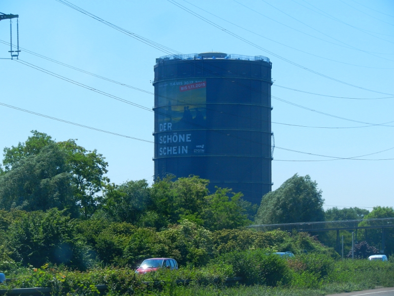 DSCN4802.JPG - Wir haben dann beschlossen weiter zu fahren. Zunächst irgendwo an den Rhein in Richtung Heimat, so ganz genau wissen wir noch nicht wohin. So lassen wir uns treiben (vom Navi!) :-)Achja, im Bild das Gasometer von Oberhausen! Ist das Ding groß!!!