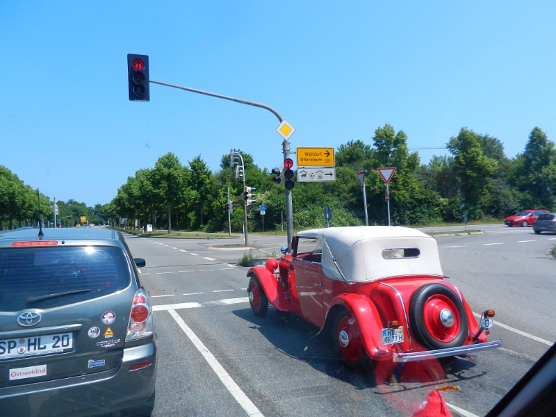 DSCN4927.JPG - ...in Schwetzingen entdecken wir noch einen schönen Oldtimer. Kurz darauf sind wir dann Zuhause angekommen.Es waren ein paar schöne Tage im Ruhrgebiet und am Rhein. Besonders sei die Zeche Zollverein, die Zoom Erlebniswelt sowie die "grüne" Landschaft im Pott erwähnt. Stellplatzmäßig hat der Platz beim Helenhof bei St. Goar am besten abgeschnitten!Alles in allem war es ein sehr abwechslungsreicher Kurztrip. Tschööö... :-)