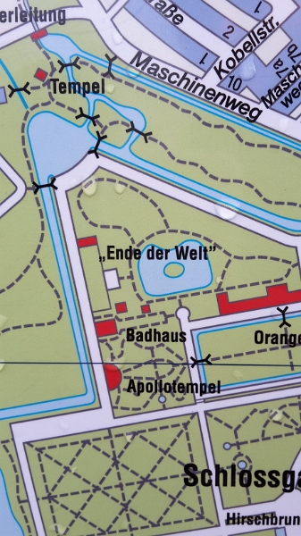 20151205_123754.jpg - Im Schlossgarten vom Schwetzinger Schloß haben wir das "Ende der Welt" entdeckt!