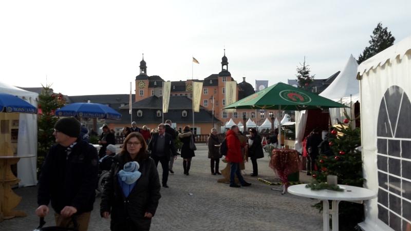 20151205_141322.jpg - ...und landen auf dem Weihnachtsmarkt vorm Schloß.