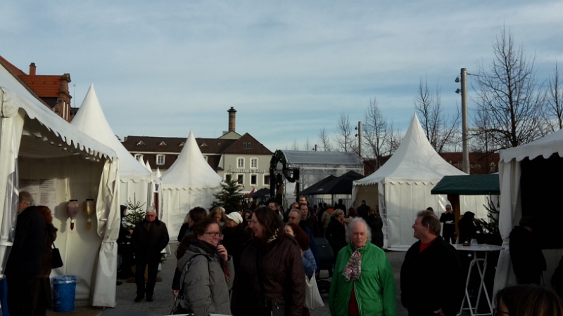 20151205_141328.jpg - Dieser Weihnachtsmarkt verdient eigentlich meiner Meinung nach, nicht mal den Namen!Wo ist denn hier etwas "weihnachtliches"?!?!? Überall klinisch weiße Zelte. Hier kommt absolut keine Weihnachtsstimmung auf!