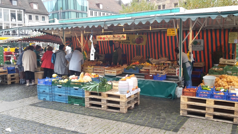 20151107_131559.jpg - ...und kaufen an diesem Stand köstliche Kiwi-Beeren bzw. Mini-Kiwi's.