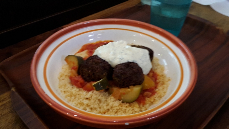 20151107_135718.jpg - Biene hat Falaffel mit Couscous.Beides war ganz lecker!