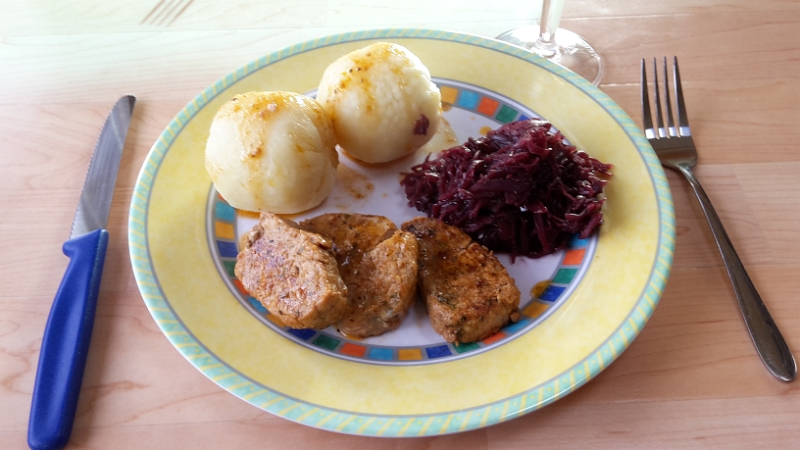 20151108_142505.jpg - Tja, das entbehrungsreiche Camperleben. Nix Dosenschlabberlatz, nö mal eben schnell Kartoffelklöse, Rotkraut und Lendenmedaillons gemacht! :-)