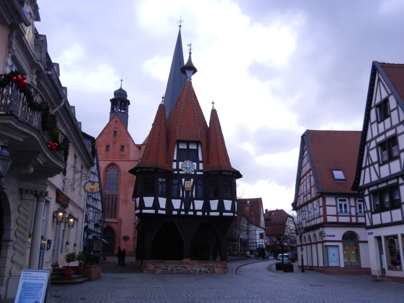 DSCN2428.JPG - ...entdecken wir DAS Wahrzeichen von Michelstadt, das Rathaus.