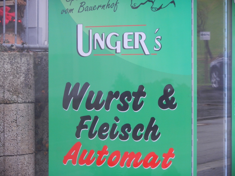 DSCN2475.JPG - Auf dem Heimweg in Krumbach haben wir zwei Wurstdosen aus dem Automat "gezogen" :-)