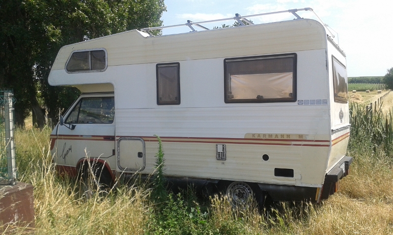 20150711_150704.jpg - Ganz in der Nähe ist ein Gebraucht-Mobil-Händler wo "charakterstarke" Womos herumstehen.