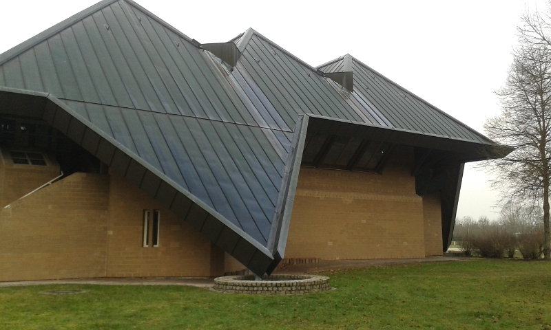 20150214_100525.jpg - Die Sporthalle von Schaidt direkt neben dem Stellplatz.