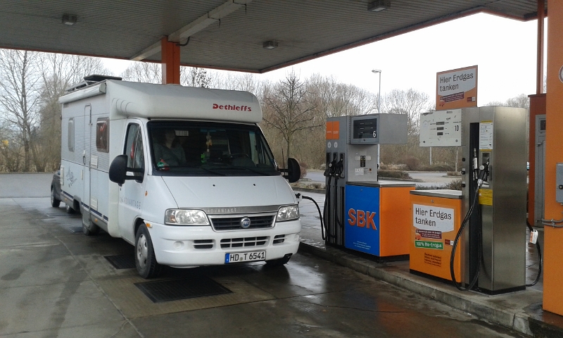 20150214_121922.jpg - Da leuchtet ein Tankstellenlichtlein am Dixi??? Ohje, Tank ist leer! In Bad Bergzabern finden wir eine Tankstelle und zapfen Diesel!