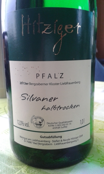 20150214_131019.jpg - ...Achja, wir sind auf dem Weingut Hitziger.Der Stellplatz kostet €5,00 pro Nacht, Strom gibt am Automaten für €1,00 pro kWh.