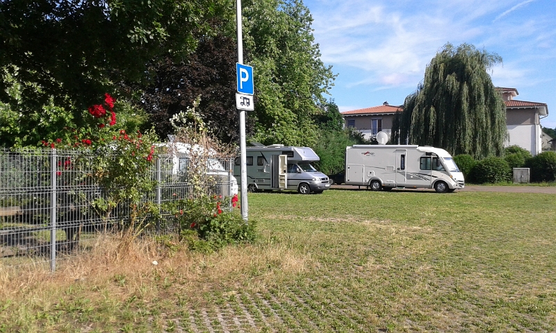 20150613_174332.jpg - Drei Womos stehen heute hier auf dem recht ruhigen Stellplatz in der Ortsmitte.