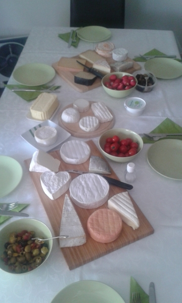 20150614_171026.jpg - Zuhause angekommen! Wir bekommen besuch und servieren eine "kleine" Auswahl an französischen Käsen und Baguettes! :-)