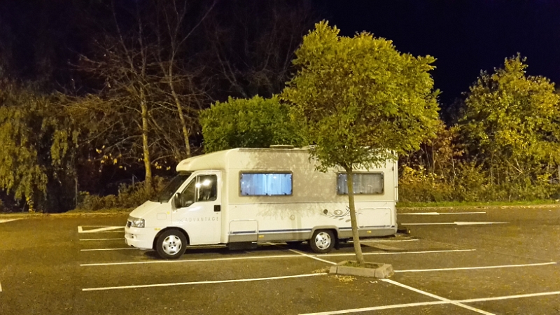 20151113_180527.jpg - Wir verladen nun unseren Einkauf und wollen nach Schaidt auf den kostenlosen Stellplatz an der Sporthalle.