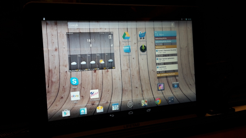 20151113_185520.jpg - Wir haben zum ersten mal das "Dixi-Tablet" dabei. Ich habe es extra für das Dixi konfiguriert, d.h. es sind ausschließlich Apps "für unterwegs" drauf.So z.B. Offline-Kartenmaterial von ganz Europa (OSMAnd), DVB-T Empfänger, GPS-Tools, Fernsehprogramm sowie viele Filme wenn wir kein Sat-Empfang haben sollten.