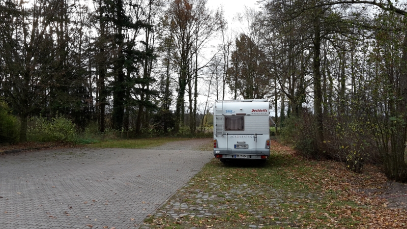 20151115_103040.jpg - Diesmal stehen wir in der anderen Reihe vom Stellplatz, wo wir sogar Sat-Empfang haben!