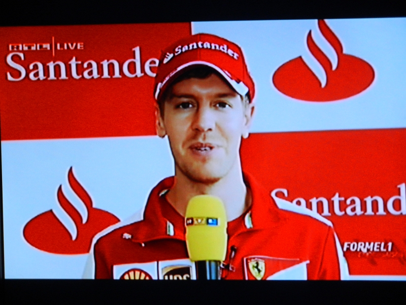 DSCN3218.JPG - Um kurz nach 5:00 Uhr rappelt der Wecker! Vettel, in noch ungewohnten Farben, startet gleich zum ersten Rennen in Melbourne/Australien.