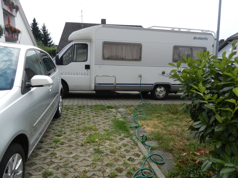 DSCN5023.JPG - Freitag Mittag, ich hab wieder früh Feierabend und mach das Dixi fürs Wochenende startklar.Wir wollen nach Bad Waldsee, dort findet am Wochenende ein Oldtimer-Wohnmobil-Treffen im Erwin-Hymer-Museum statt, das ich zu meinem Geburtstag besuchen möchte!Zunächst wird der Wassertank befüllt!