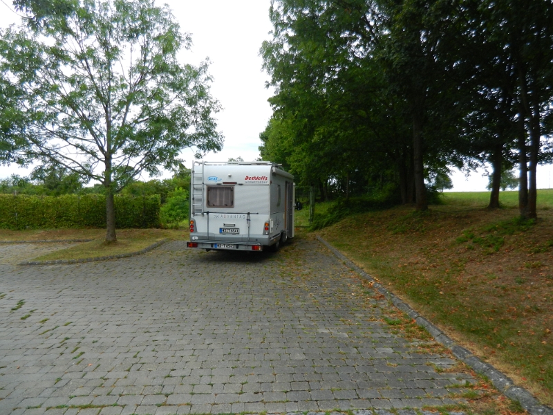 DSCN5031.JPG - Der Parkplatz ist (glaube ich zumindest) als Womo-Stellplatz im Bordatlas aufgeführt. Strom, V/E o.ä. gibt es nicht, dafür kostenlos und ruhig!