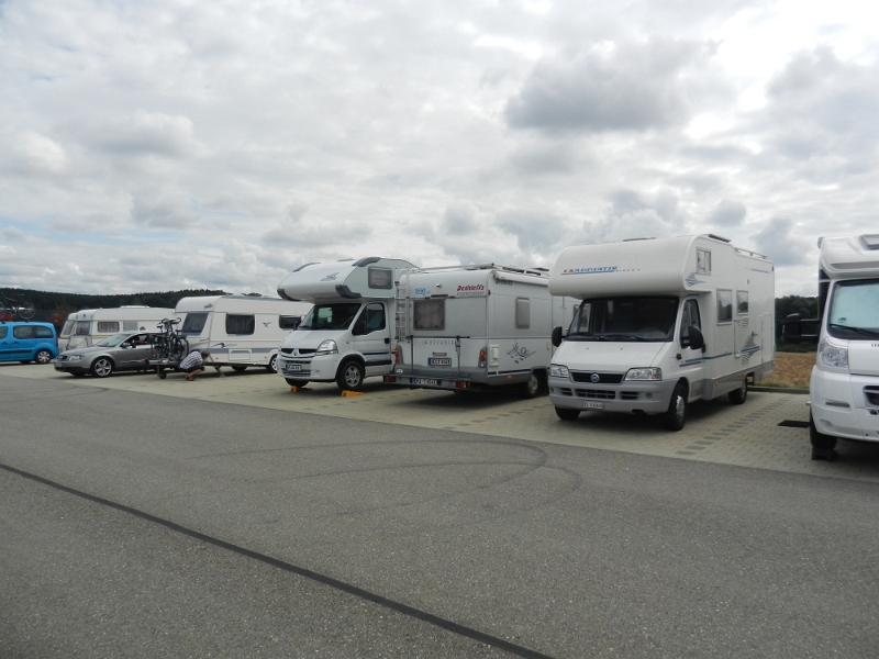 DSCN5043.JPG - In Bad Waldsee am Hymer-Museum angekommen.Bereits im Vorfeld hab ich angerufen und gefragt ob wir auf dem Parkplatz übernachten dürfen. "Kein Problem" war darauf die Antwort und wie man sieht nutzen das wohl viele andere auch.Jedenfalls haben wir ein Plätzchen gefunden.