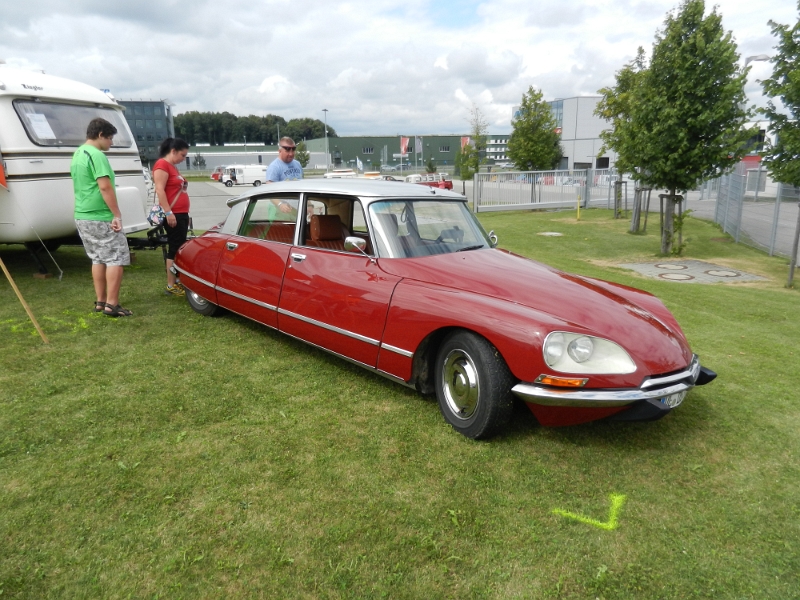 DSCN5048.JPG - Kreuz und Quer stehen alle möglichen Fahrzeugtypen auf dem Gelände.