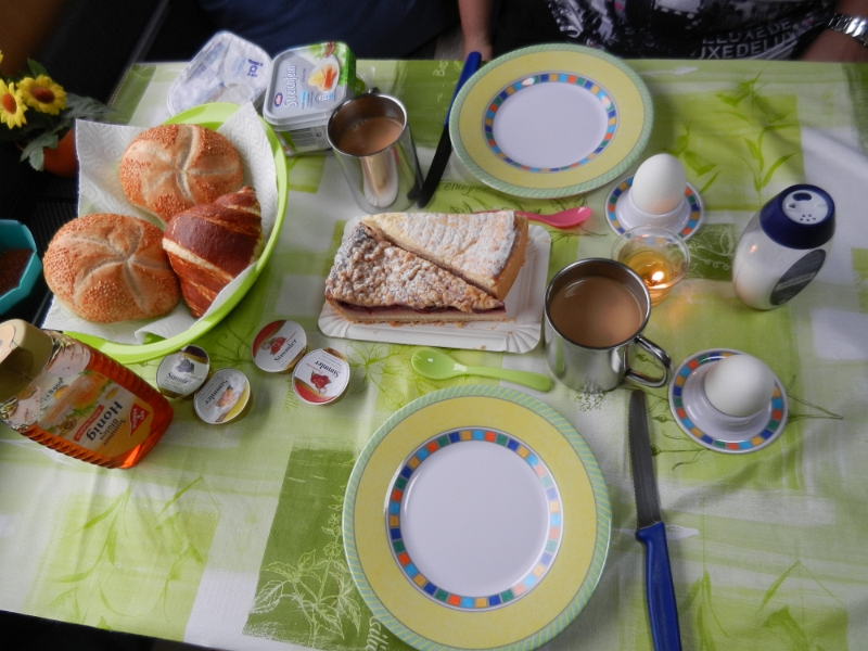 DSCN5194.JPG - Heute gibts ein Stück Kuchen zum Frühstück, den Biene extra frisch vom Bäcker geholt hat!Ich darf das, ich hab heute GEBURTSTAG! :-) DANKE SCHATZI!