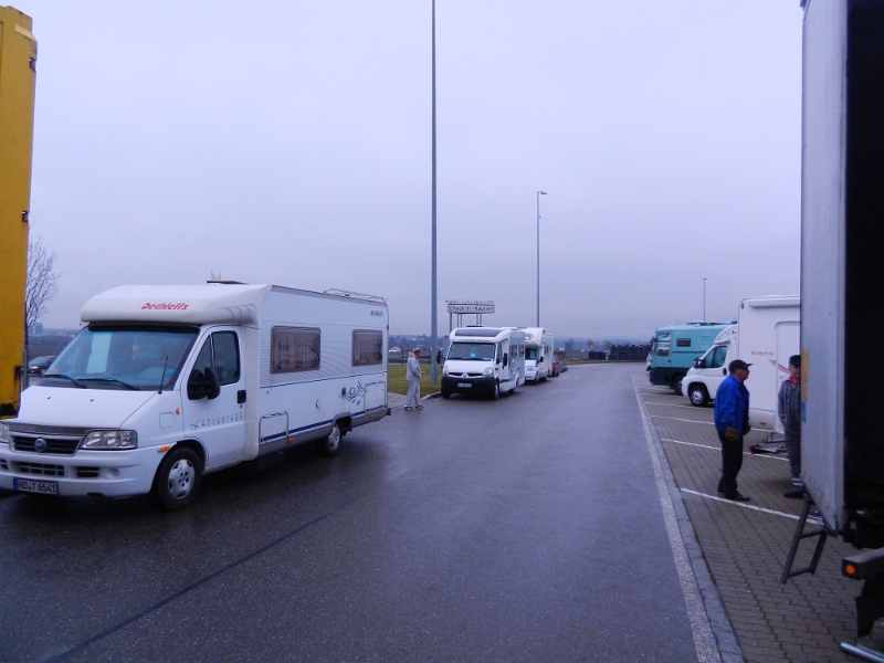 DSCN2496.JPG - Wir sind nun auf dem Messeparkplatz angekommen.Ganz schön voll und unorganisiert ist es hier! Wir stellen uns an die Seite und müssen €15:00 pro Nacht und Mobil bezahlen.