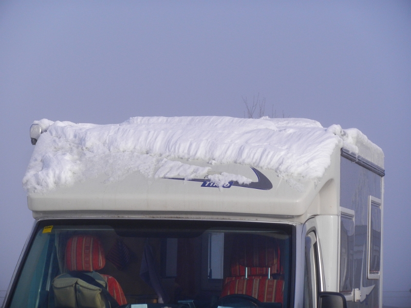 DSCN2565.JPG - Ein Wohnmobil aus Oberbayern hat etwas Schnee mitgebracht.