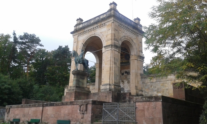 20151017_151621.jpg - Wir kommen immer weiter den Berg hoch und landen am Friedensdenkmal.