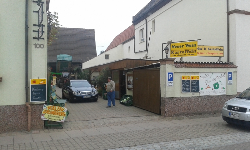 20151018_134245.jpg - Auf dem Heimweg machen wir in Schwegenheim bei unserem Stamm-Grumbeer-Dealer halt und holen noch reichlich frisches Gemüse und Obst!