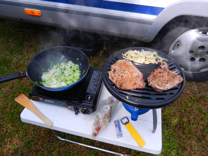 DSCN4986.JPG - Zurück am Dixi werfen wir den Grill an und brutzeln eingelegte Koteletts.