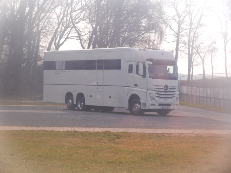 DSCN3282.JPG - Am nächsten morgen werden wir auf dem Stellplatz an der Kartbahn in Dettenheim/Liedolsheim wach. (Natürlich sind wir gestern Abend nach dem Essen dort hingefahren!)Da fährt gerade ein Centurion 1200 von Concorde vom Platz, was für ein Monster mit Actros-Zugmaschine!?!? WOW!!!