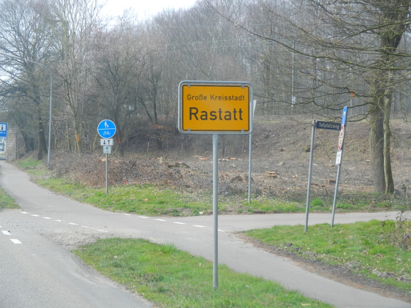 DSCN3312.JPG - Wir sind nun in Rastatt gelandet und haben uns den Stellplatz am Schwimmbad angesehen und sofort bemerkt... "NIX FÜR UNS!"Hässlicher Platz... überhaupt nicht schön. Für eine Nacht oder beim Besuch des Bades, OK! Aber wir wollen nur Ruhe!